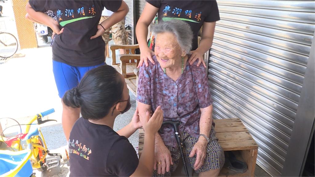 國中暑期營下鄉服務 老人樂開懷