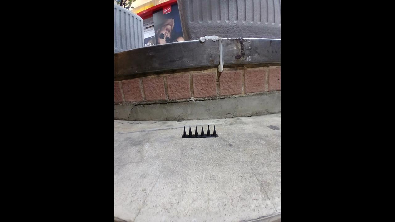 不滿街友逗留!放「防鴿用塑膠尖刺板」 下場慘了!