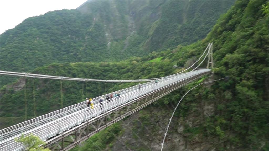 擁百年歷史！矗立立霧溪上153公尺 山月吊橋改建後重開放