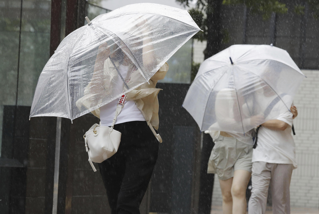 梅雨鋒面害日本雷雨成災　熱帶低壓襲關東恐帶來大雨