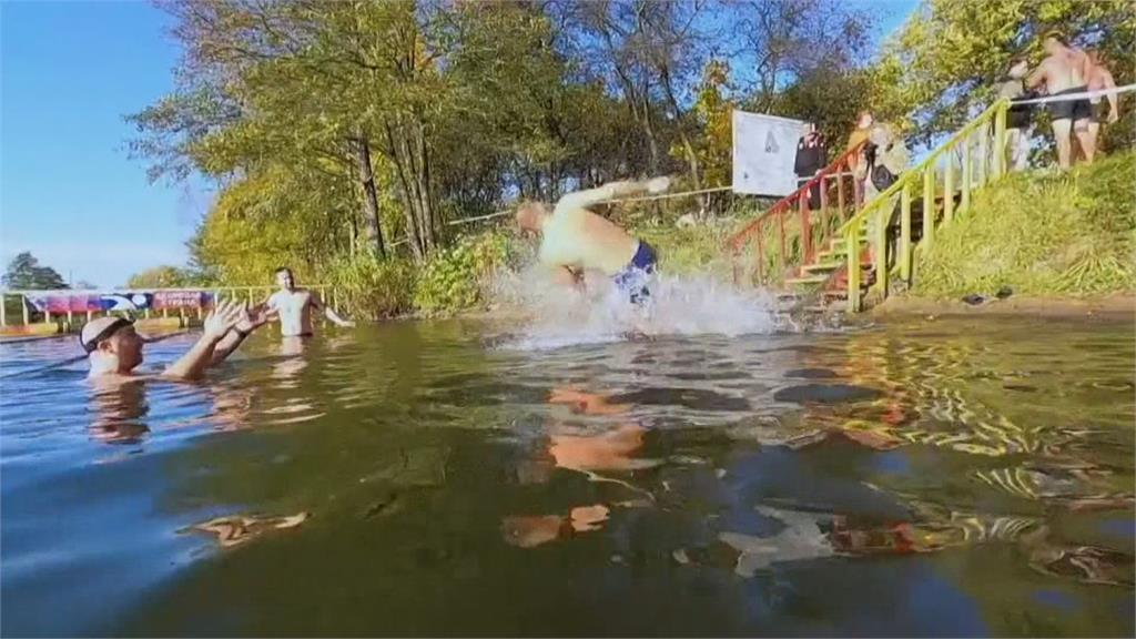 俄羅斯冬泳季展開攝氏10度水中開趴