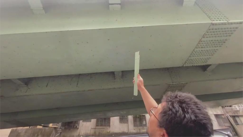 高架橋 鏽蝕鋼板脫落這次砸車 下次砸人？