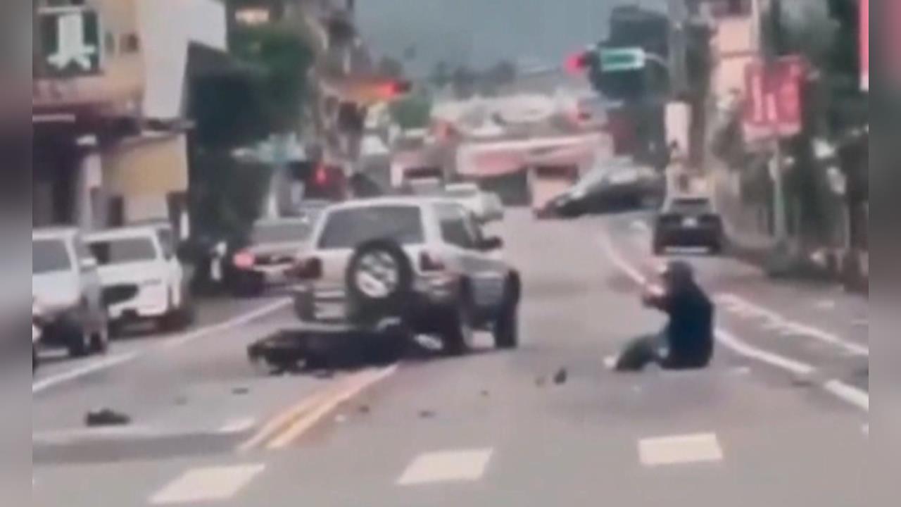 南投休旅車「切西瓜」猛撞輾機車　驚險！騎士側身翻滾輕傷警方查緝