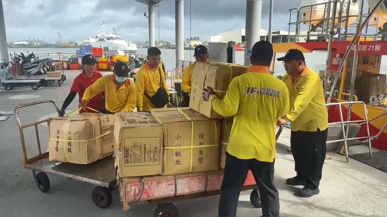 滯留鋒面！東琉線明日全日停航　居民搶時間運物資、小琉球旅客返東港
