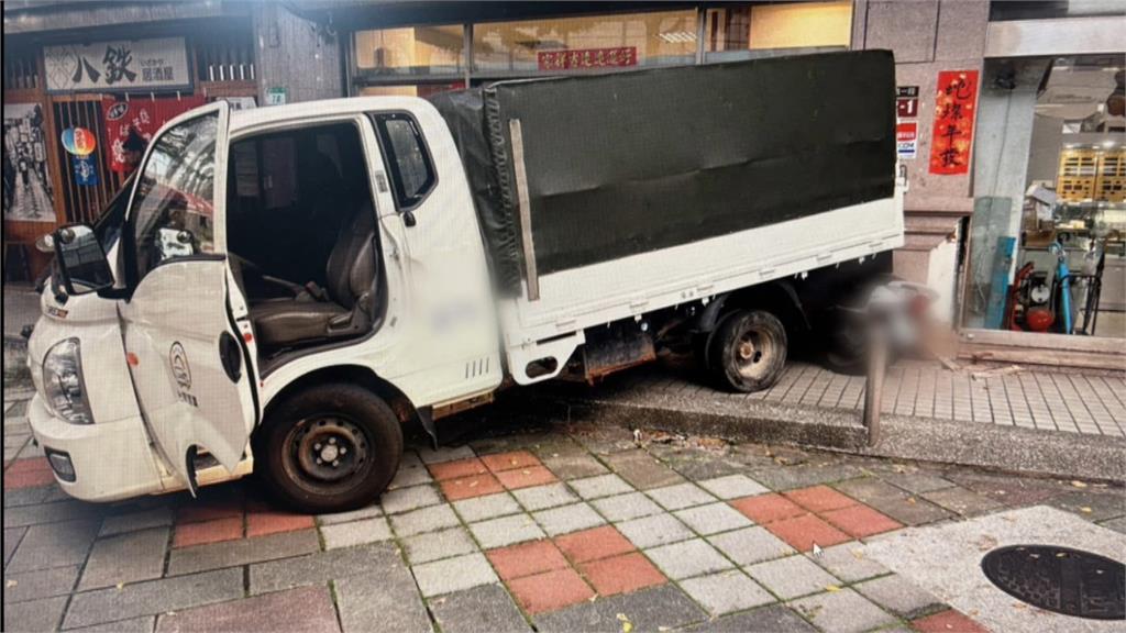 小貨車倒車暴衝撞店！　意外扯出竹聯幫「網內互打」