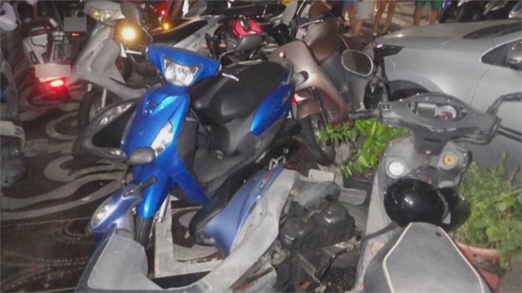 撞一排！駕駛疑為閃流浪狗　失控衝撞28路停機車