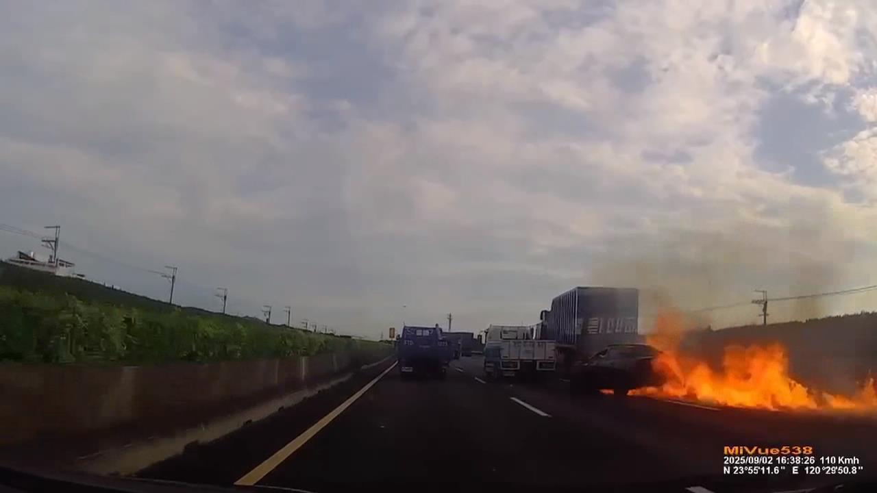 驚悚！國一員林段轎車追撞貨車　「瞬間起火」駕駛受困身亡