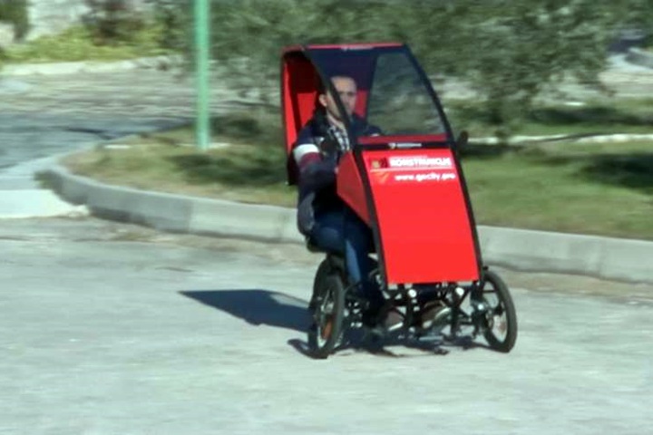 車位難尋有解！四輪電動車3分鐘可摺疊