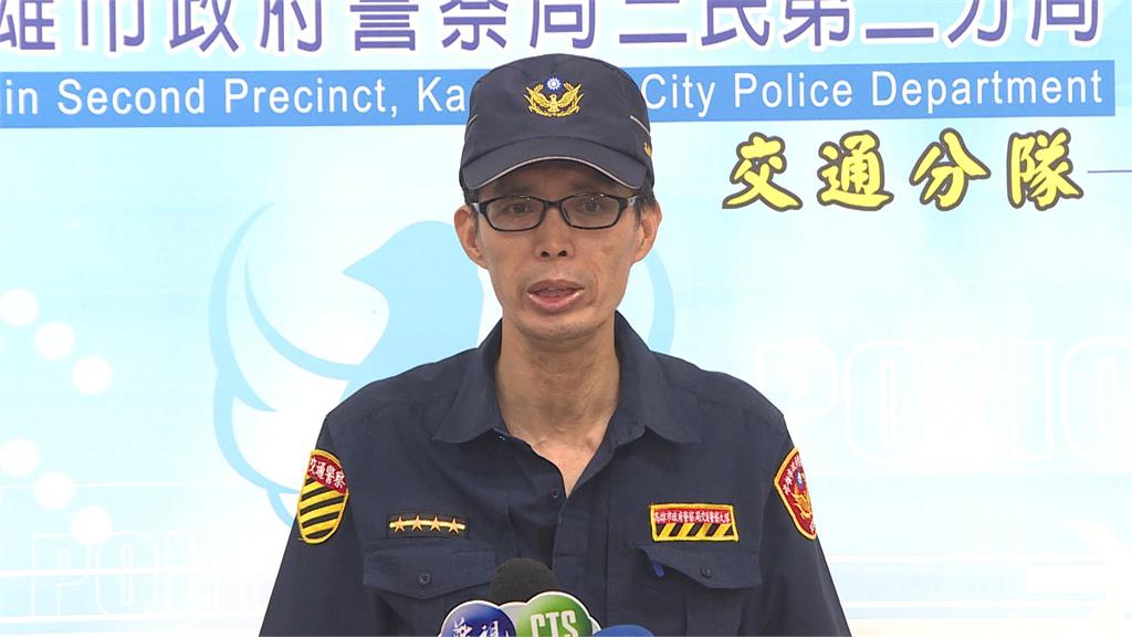 姊妹遭撞卡車底 路人抬車救援