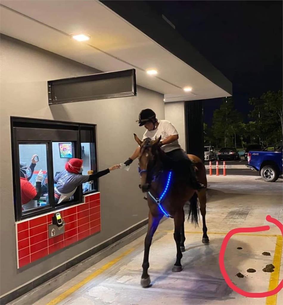他們「騎馬」進得來速買麥當勞！網友見「馬糞」落滿地怒嗆：衛生呢？