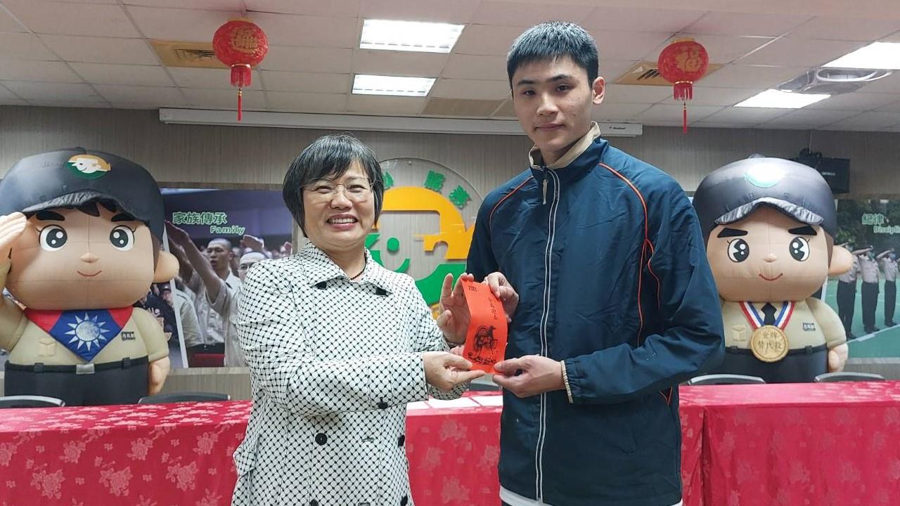 快新聞/保家衛國!劉世芳小年夜赴成功嶺視察 致贈替代役留守人員慰勞金