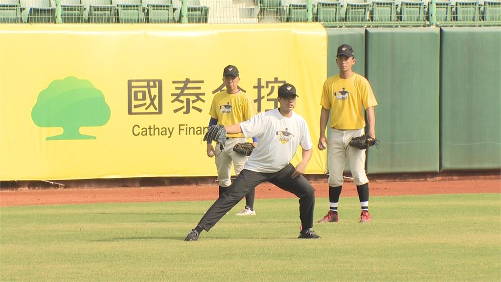 日職／加入阪神虎後首露面 陳偉殷訓練營指導小球員