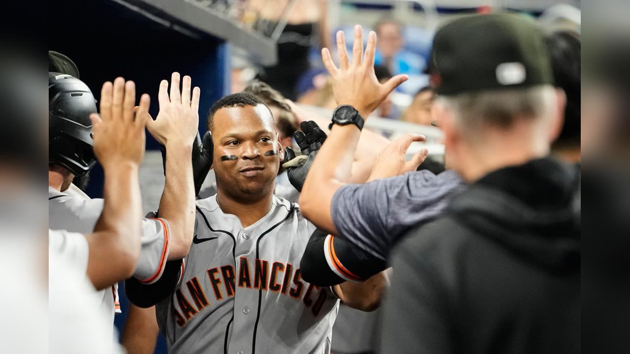 MLB(影)/巨人球星迪弗斯又不服從指示?九局保送上壘後不想被代跑換下場