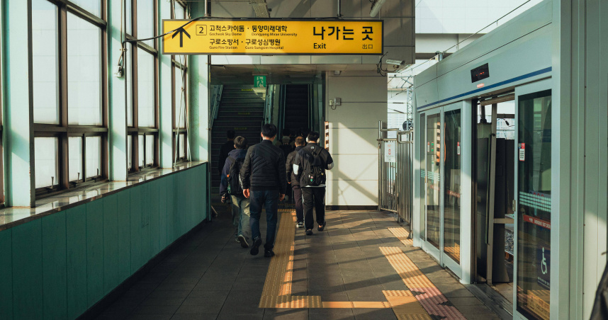 首爾地鐵車廂突「狂冒濃煙」 急封鎖月台疏散乘客、列車不靠站