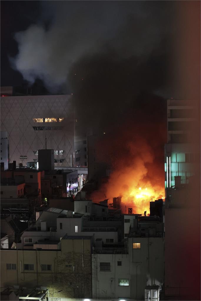 東京新宿鬧區大火　12層樓住宅冒火光「隔壁就是加油站」