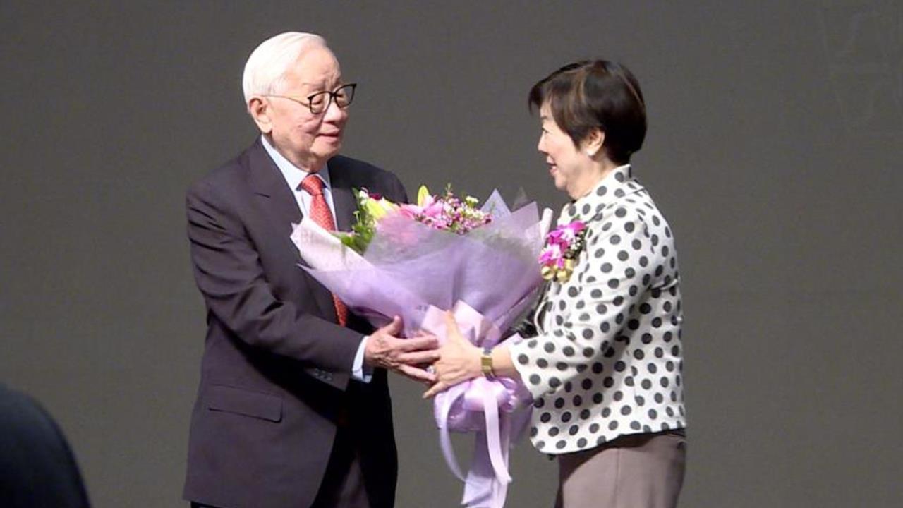 張忠謀夫婦七夕現身信義區！張淑芬緊貼照料「手提1物」約會地點疑露餡