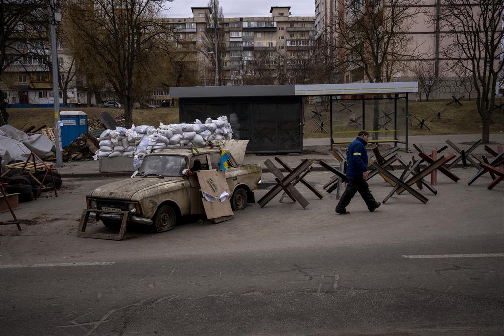 快新聞／烏克蘭東北城市遭俄軍攻擊　1美國公民排隊買麵包時被炸身亡