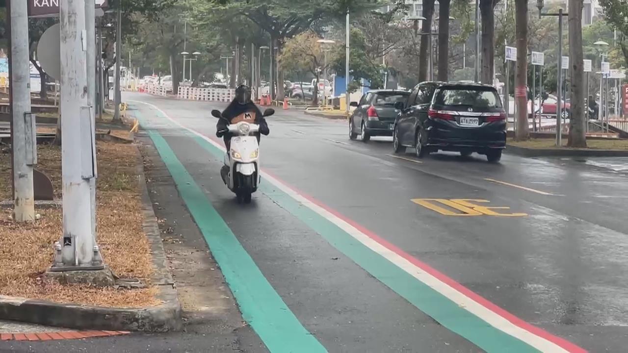 人行道恐成黃泉路！？　沒塗綠色民眾憂被當機車道