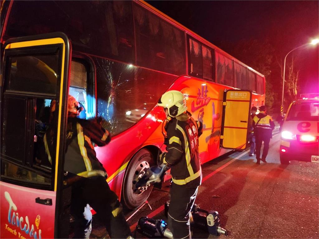 桃園平鎮高職校車突撞路樹　駕駛骨折7學生輕傷