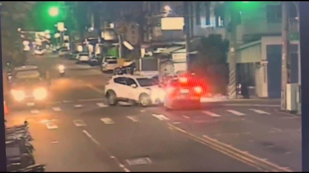 車禍對撞驚天巨響　消防隊員秒衝出幫忙