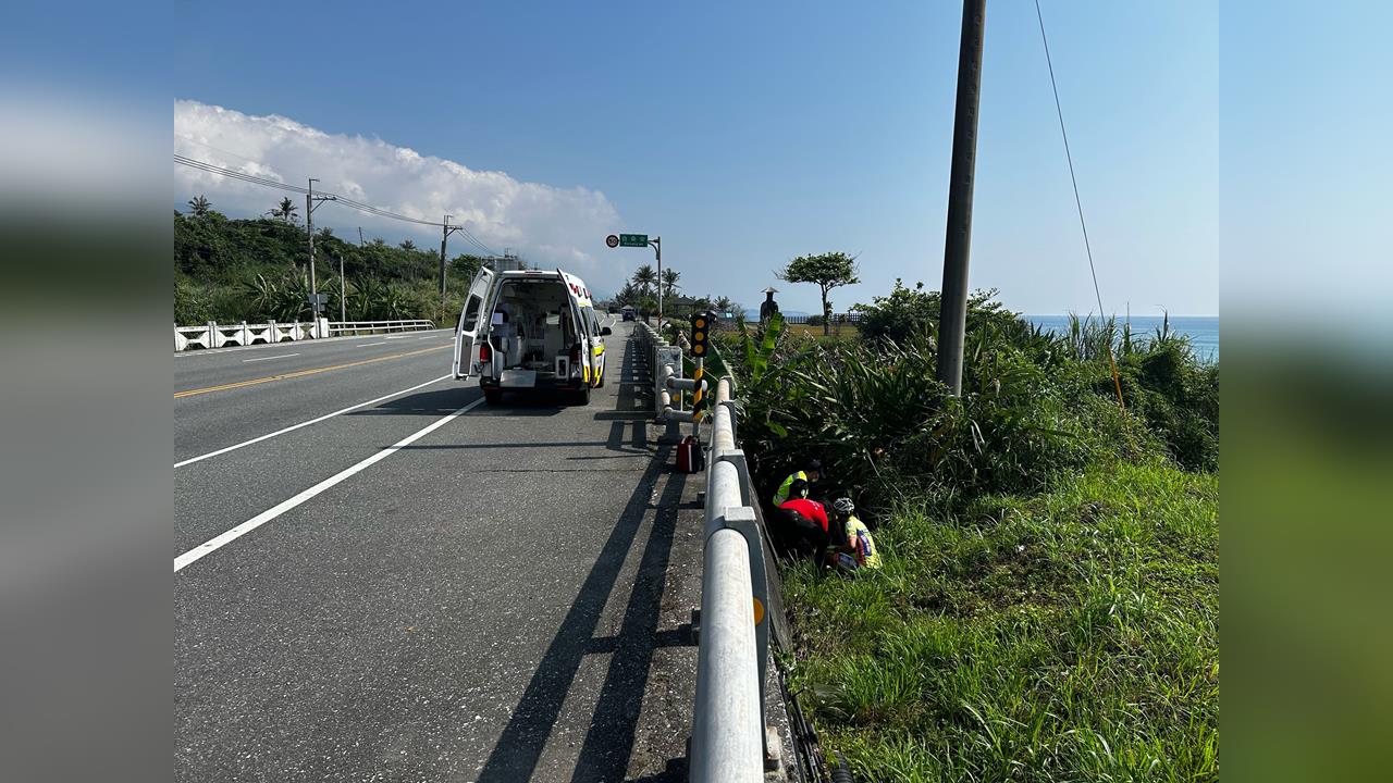 快新聞/環花東國際自行車賽傳意外!台11線自摔落邊坡 14歲小騎士臉、手擦傷