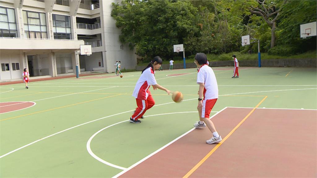 戶外體育課免戴口罩　學生開心打籃球！