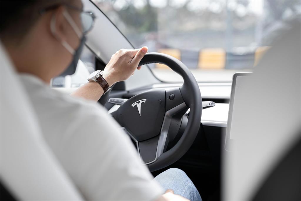 扯！小學生打翻水「Uber司機」索賠4.1萬⋯竟要求「舔乾」當和解