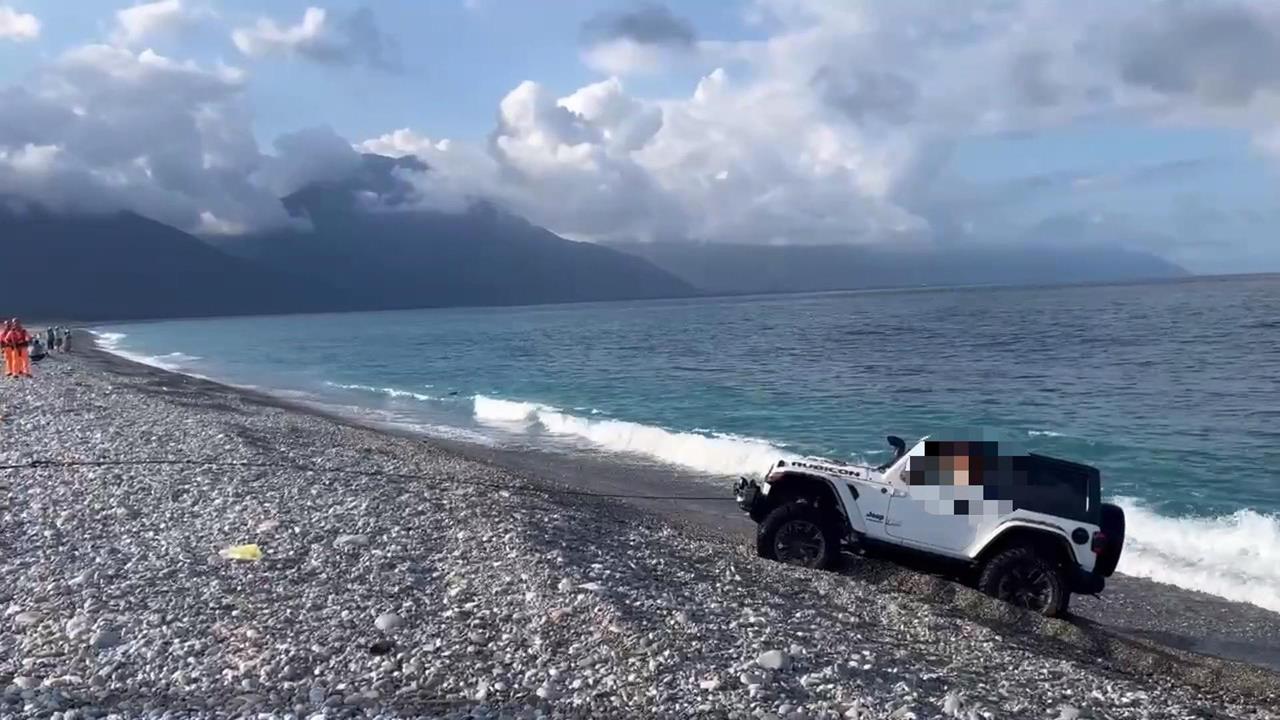 以為性能好？吉普車　闖七星潭沙灘刁車　駕駛先吞罰單