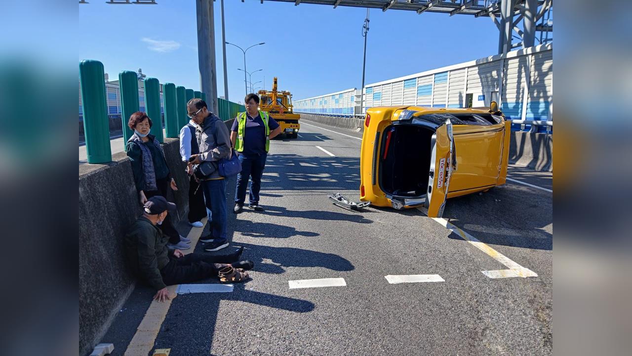 國一高雄聯結車擦撞車禍 計程車90度撞翻 4人輕傷