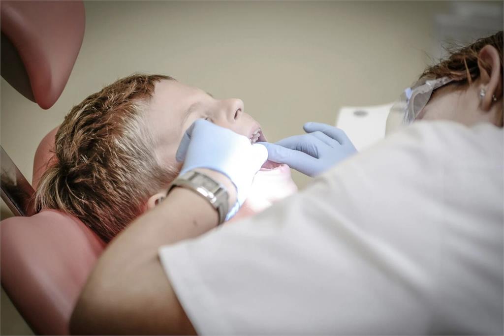 台灣5歲童「齲齒率」近半   家長注意！1歲前就該首次牙科檢查