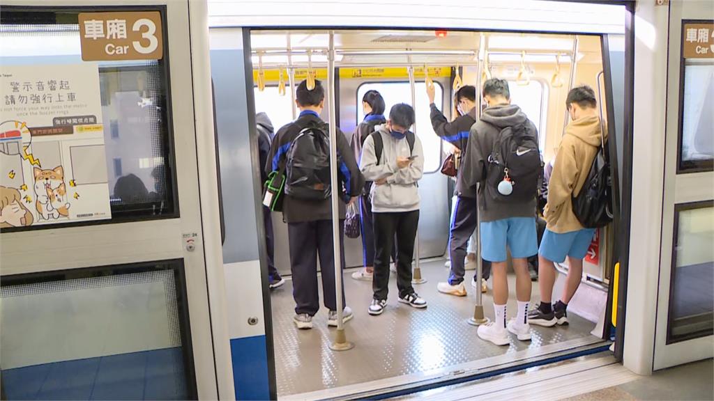 老人搭捷運站整路！他見年輕人不讓座　嘆「台北人冷漠」遭全場狂轟