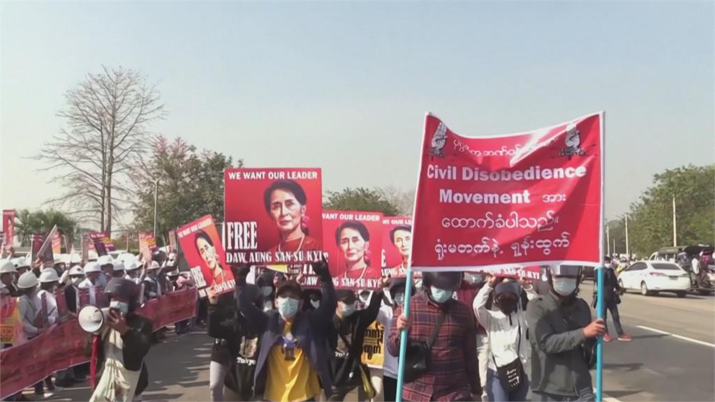 緬甸百萬人上街示威 軍方再度開槍鎮壓