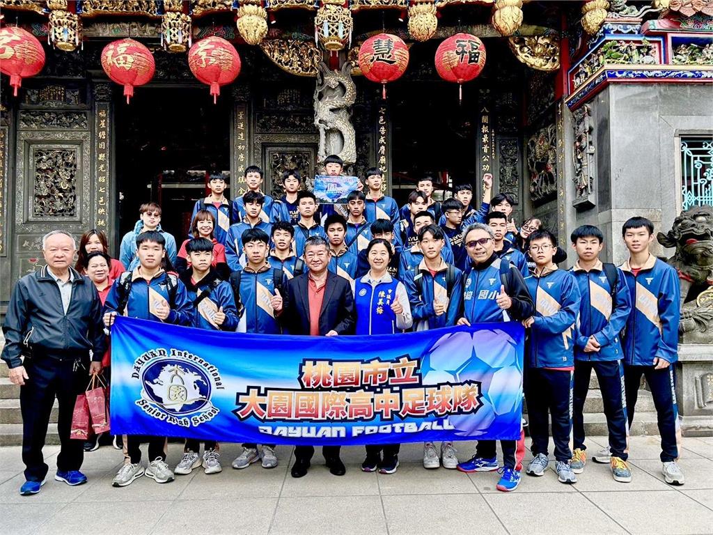 桃園大廟景福宮贊助10萬元　支持大園高中足球隊出國比賽