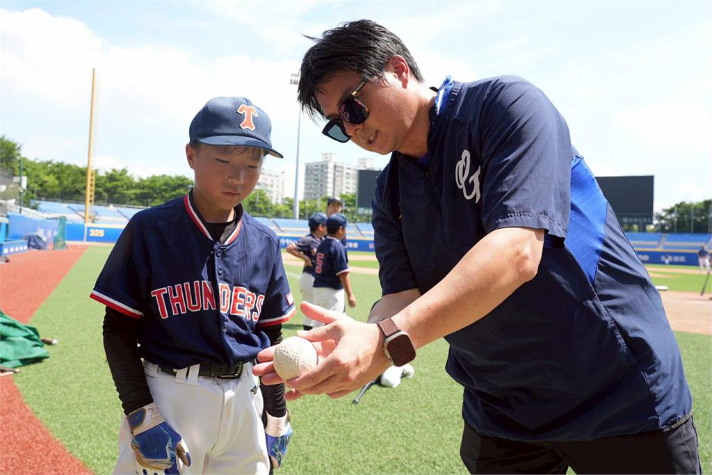 中職/悍將、阪神棒球教室「夢幻師資」!林威助、鳥谷敬指導台日少棒球員