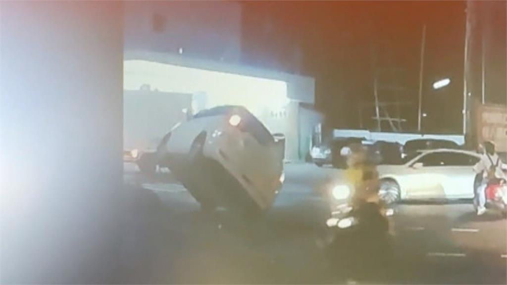 宛如特技　南投轎車自撞庇護島　兩輪慢動作側翻