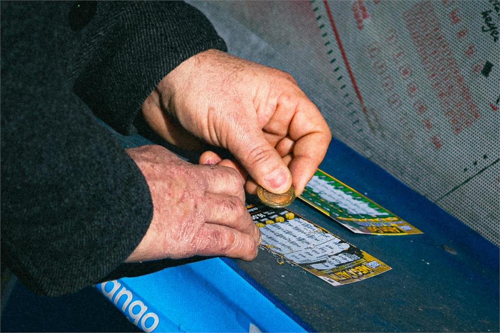 參加網路直播中國刮刮樂　大學生慘損2.8萬元