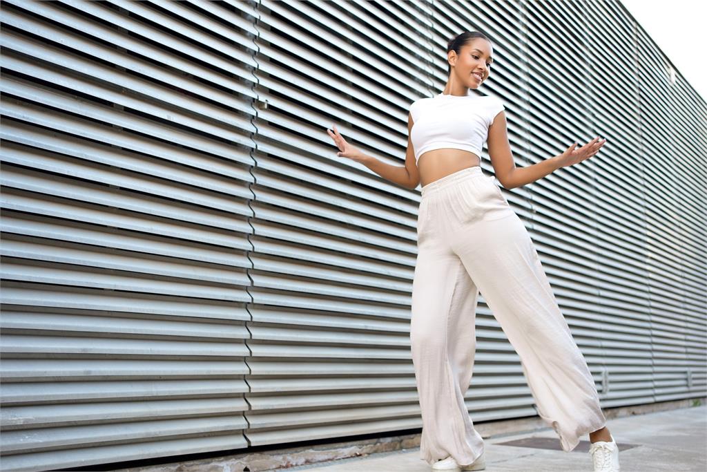 運動寬褲怎麼穿才不邋遢?這5套公式讓妳瞬間穿出名模比例