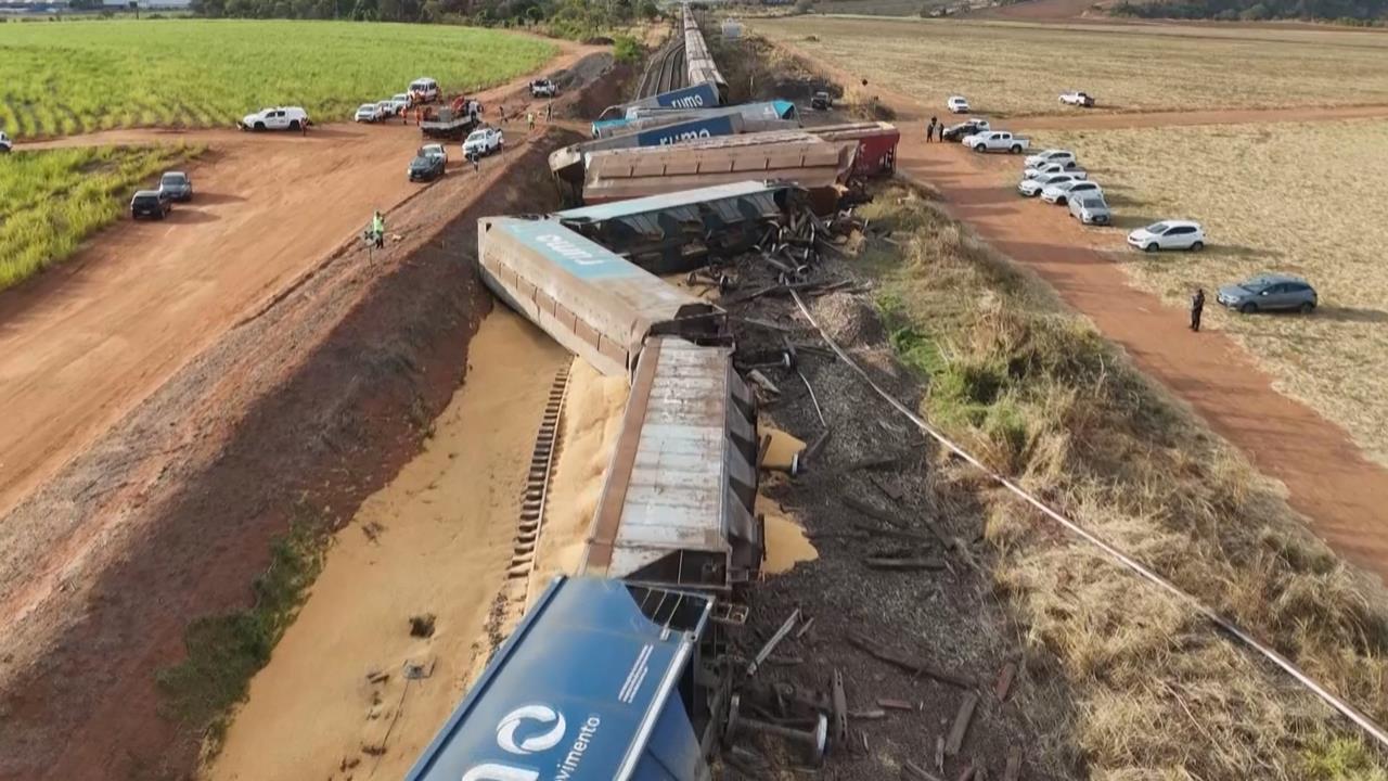 聖保羅貨運列車和卡車相撞　車廂嚴重脫軌幸無人傷