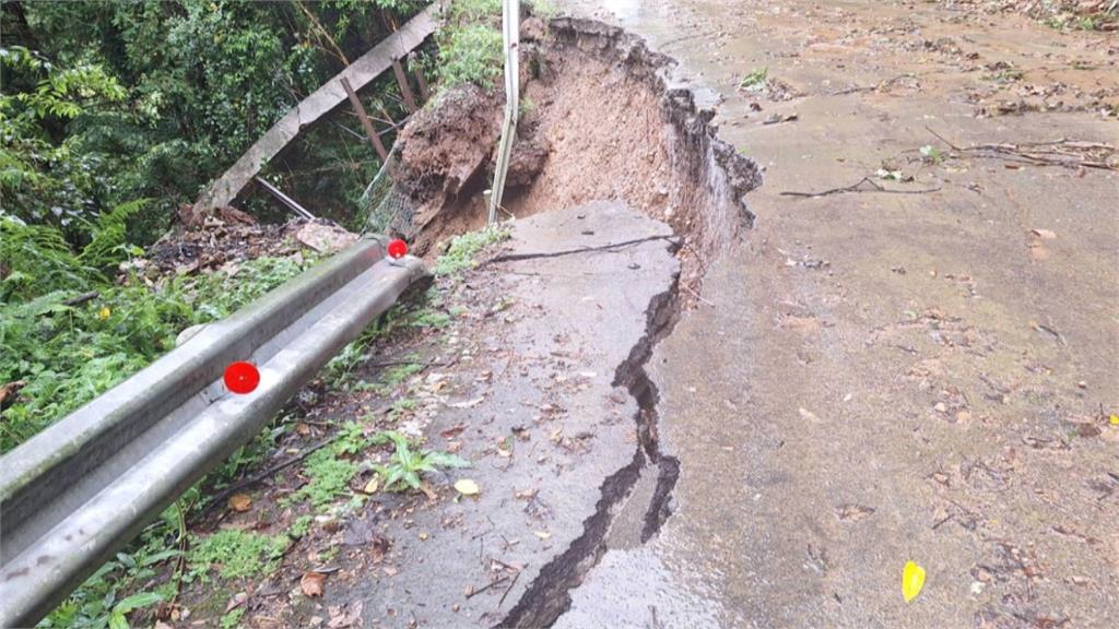 土石崩落邊坡！苗栗南庄＂苗21-1線＂路面坍方 暫單線通行
