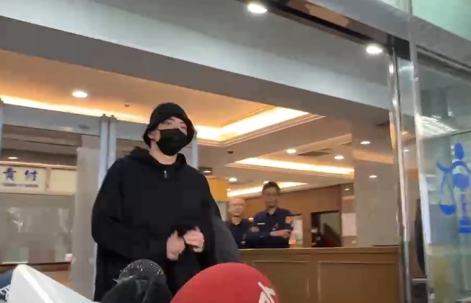 快新聞／畫面曝光！王大陸露兇狠神情下車　囂張對司機比中指