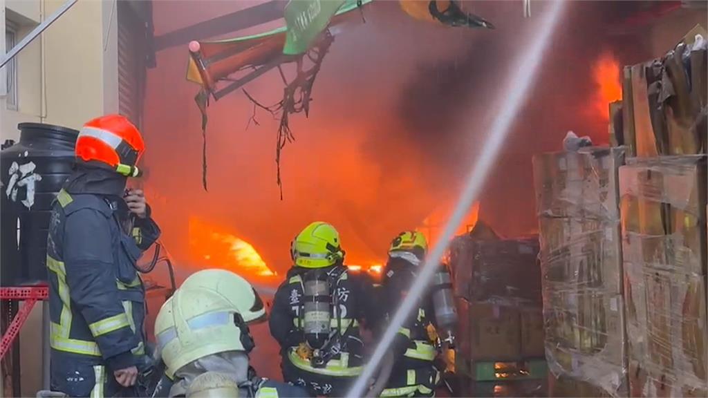 台中食品容器工廠大火　延燒住宅1員工手部灼傷