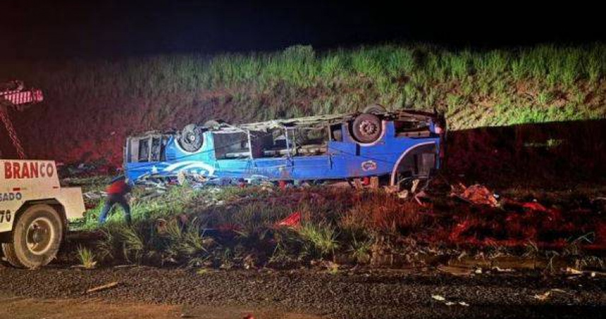 巴西傳嚴重車禍事故！小巴疑爆胎翻覆「6人慘死」　46人受傷送醫
