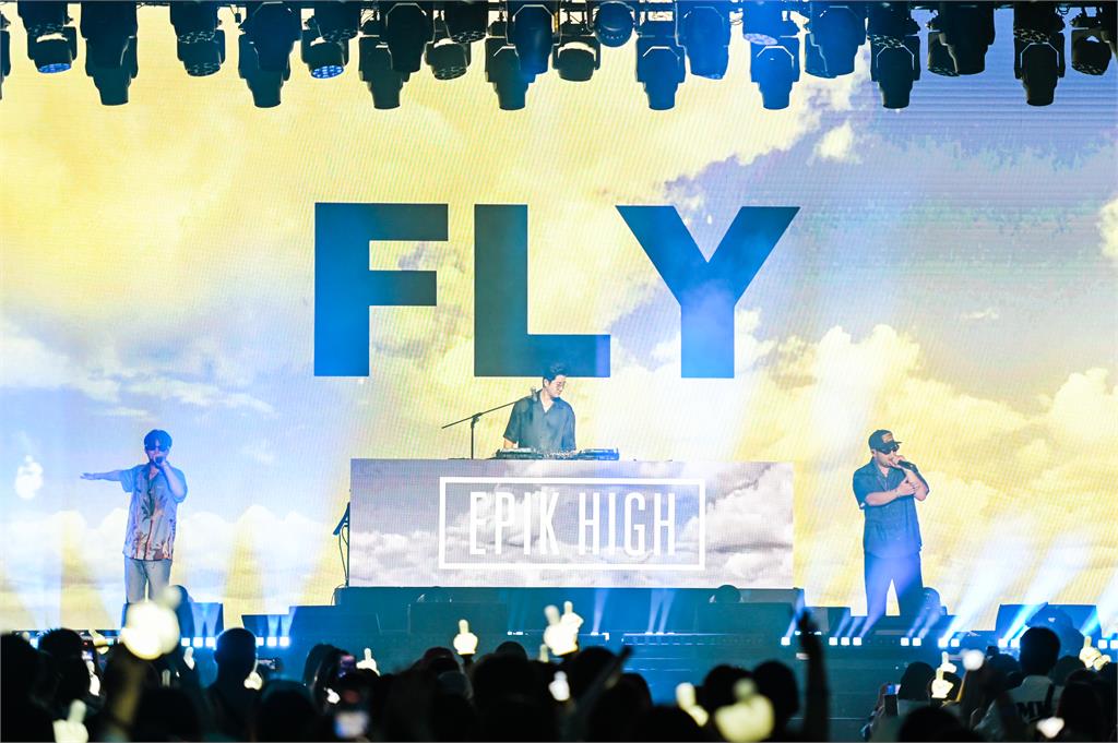 Epik High在台大開唱「千人狂搖中指」！Tablo看見奇景吐真實心情