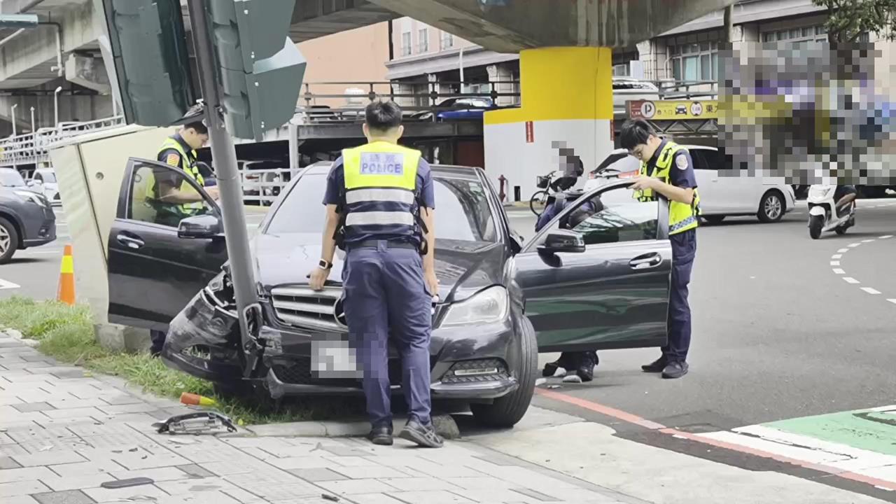 快新聞／毒駕還拒檢！通緝犯掛「報廢車牌」撞電杆...2乘客也是毒蟲　下場慘了