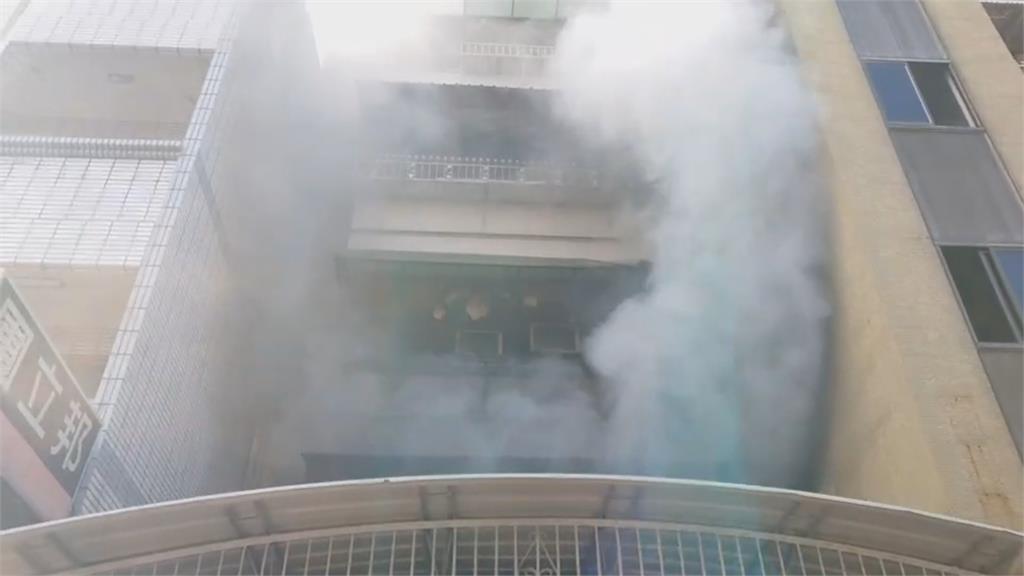 5樓住宅竄出濃煙　民眾受困消防急搶救
