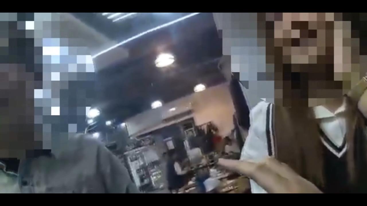 老公被揪去吃別公司尾牙　妻吃醋鬧場撂兒持槍助陣