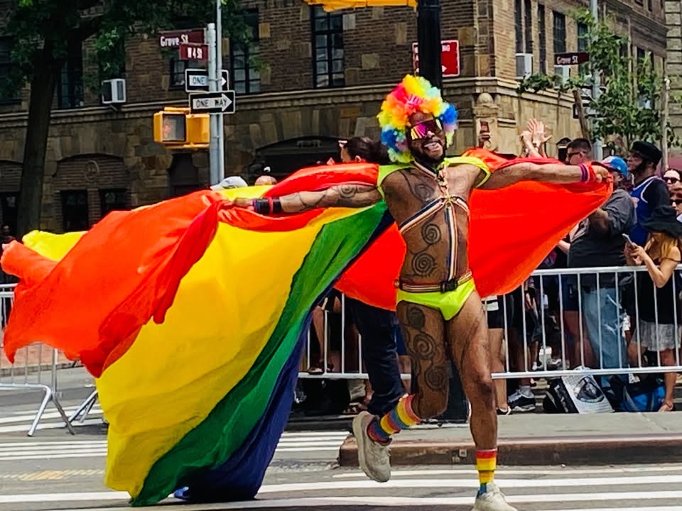 妮妃雅現身全球規模最大的LGBTQ+盛會　紐約同志遊行湧入數千人