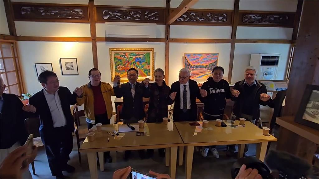 葉霸浪潮延燒！曹興誠赴花蓮當面獻花致敬　葉春蓮簽連署力挺罷傅二階