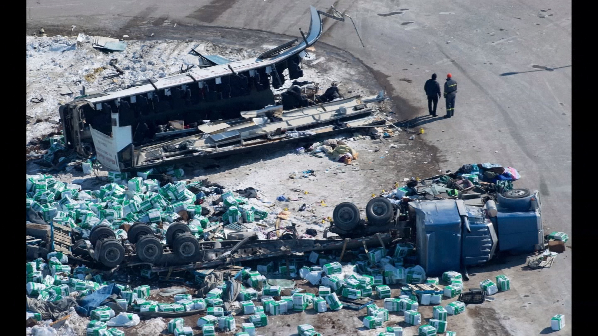 加拿大冰球隊巴士撞聯結車 釀15死14傷