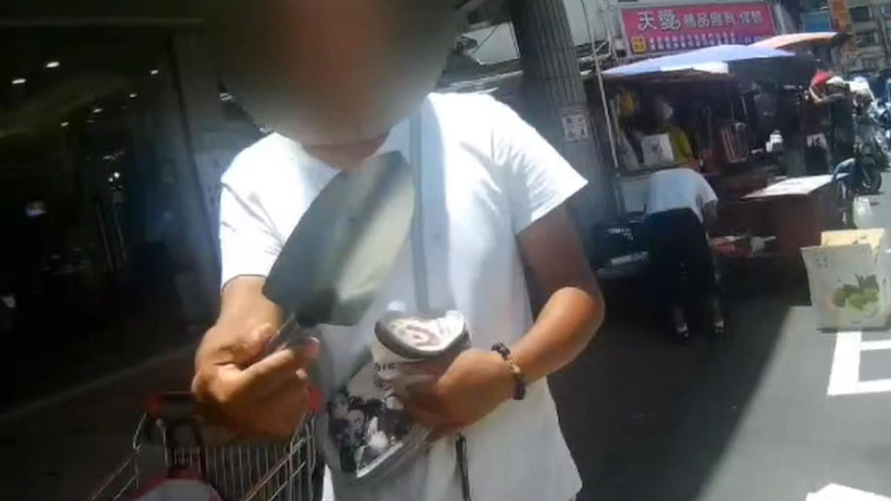 桃園男搭訕被拒惱羞打人　客「買無大杯飲料」恐嚇店員